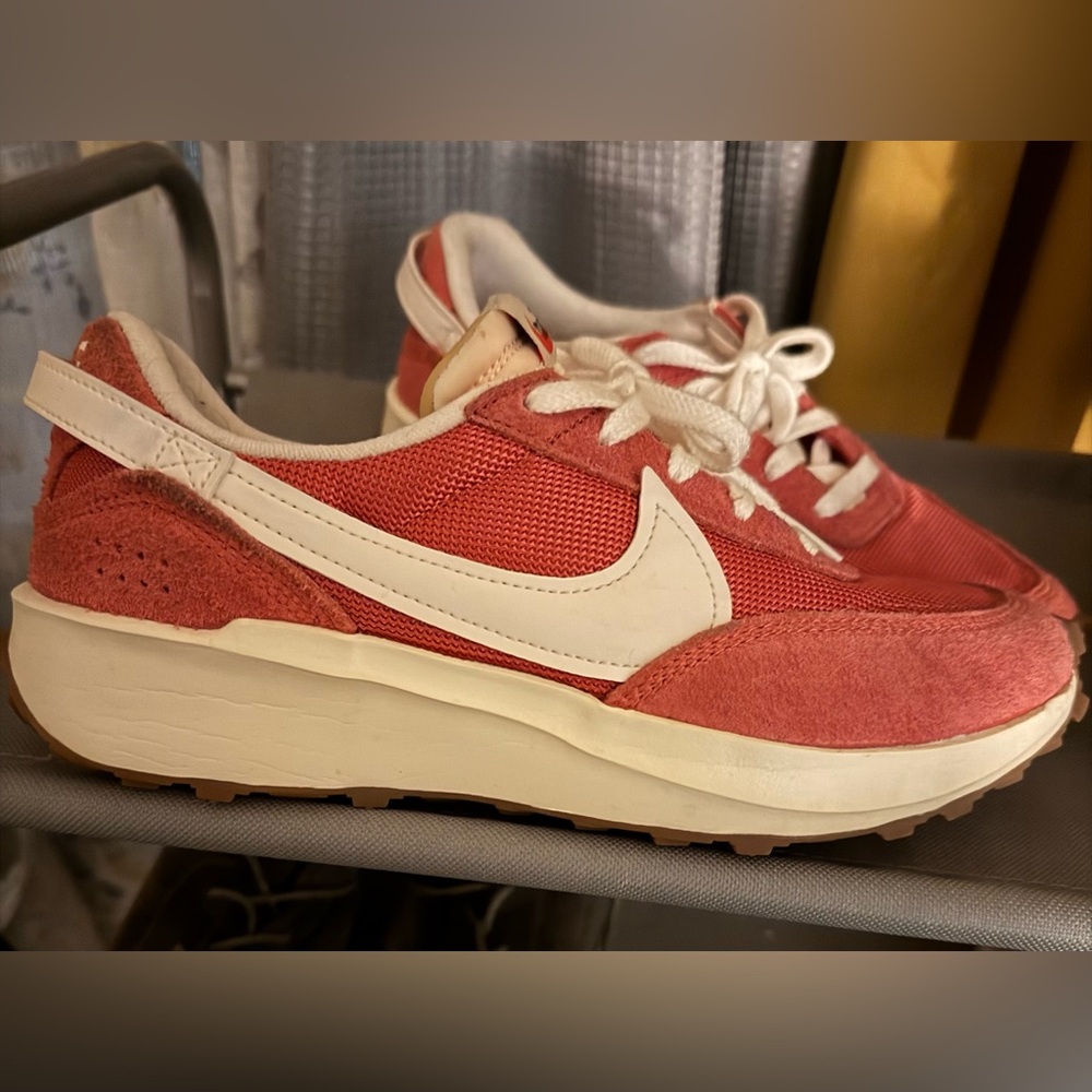 Women’s 8.5 Nike Waffle Debut Retro in Red